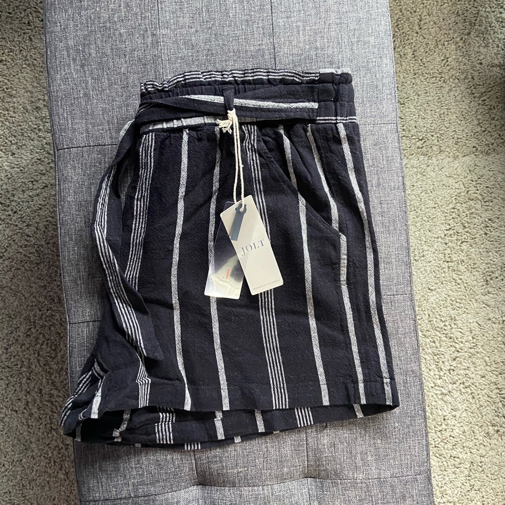 TIE WAIST LINEN SHORTS